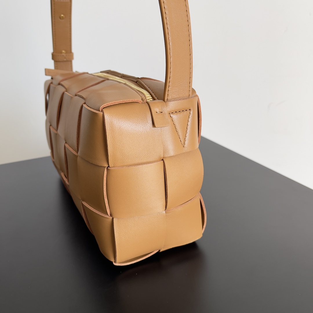 B0tt*ga Ven*ta Brick Cassette Light Brown For Women‎ 11in/28cm