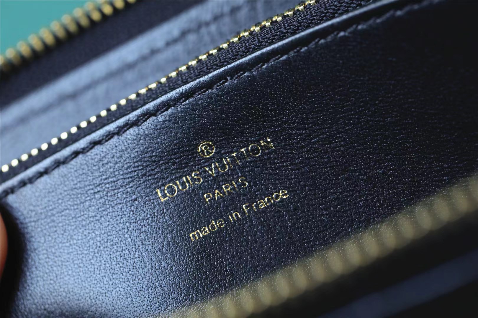 L0vis Vvtt0n Zippy Wallet Monogram Embossed Black For Women 8.1in/20cm M81510