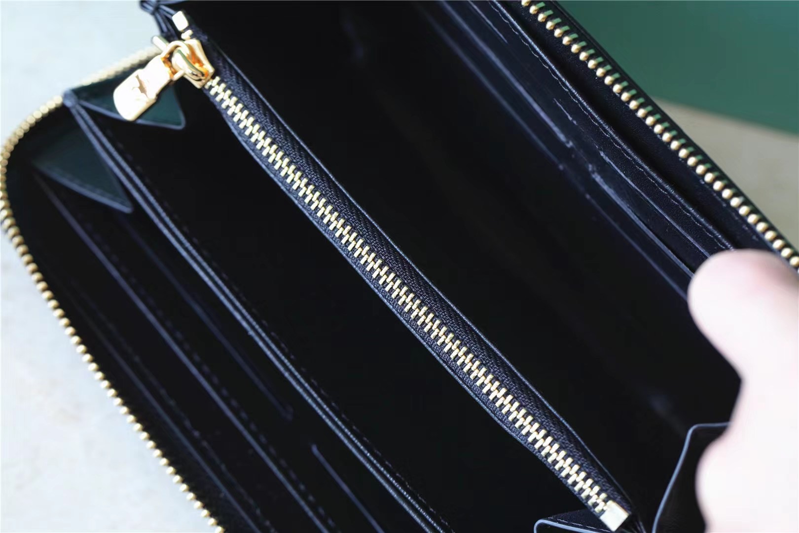 L0vis Vvtt0n Zippy Wallet Monogram Embossed Black For Women 8.1in/20cm M81510