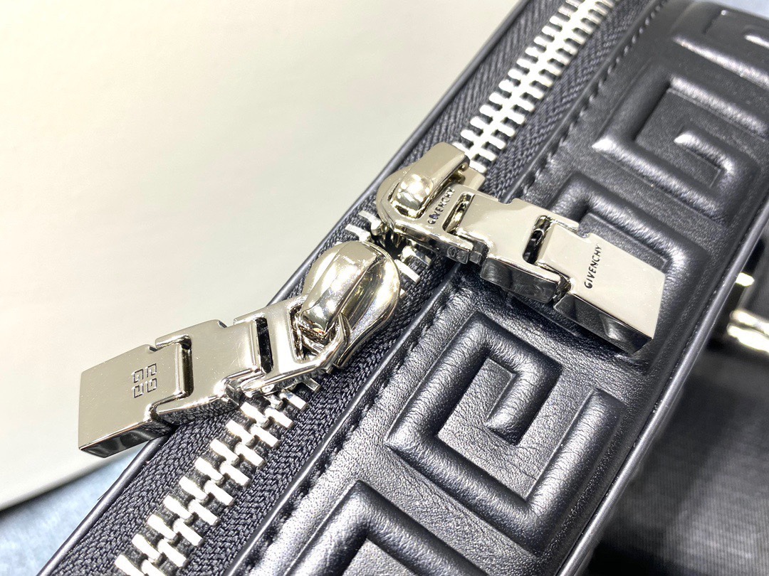 Givenchy Antigona Grained Camera Bag Black For Women 7.3in/18.5cm