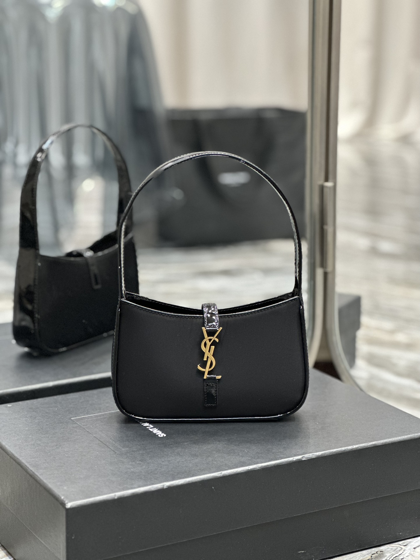 Sa1nt Lau*nt Le 5 A 7 Mini Black For Women 7.5in/19cm