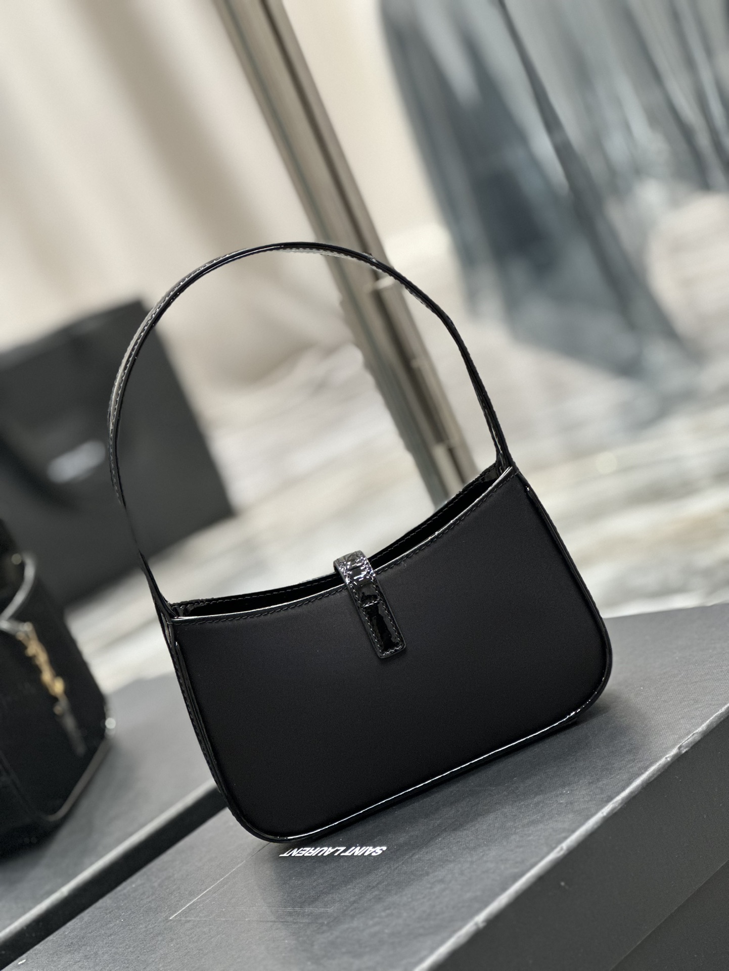 Sa1nt Lau*nt Le 5 A 7 Mini Black For Women 7.5in/19cm