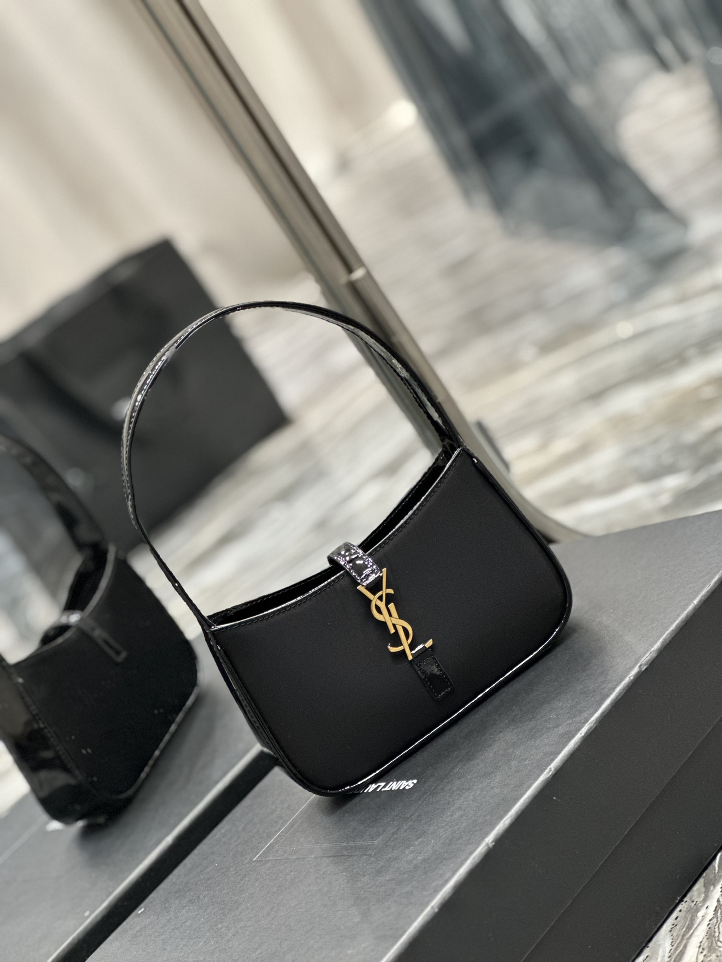 Sa1nt Lau*nt Le 5 A 7 Mini Black For Women 7.5in/19cm