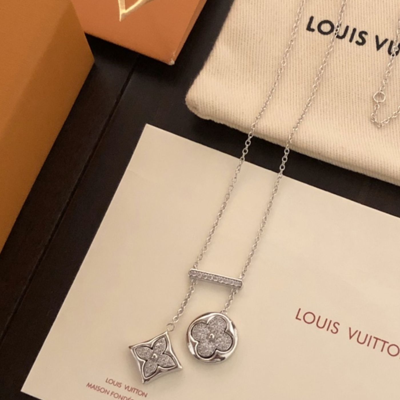 L0vis Vvtt0n Two Blossom Necklace Silver Tone For Women