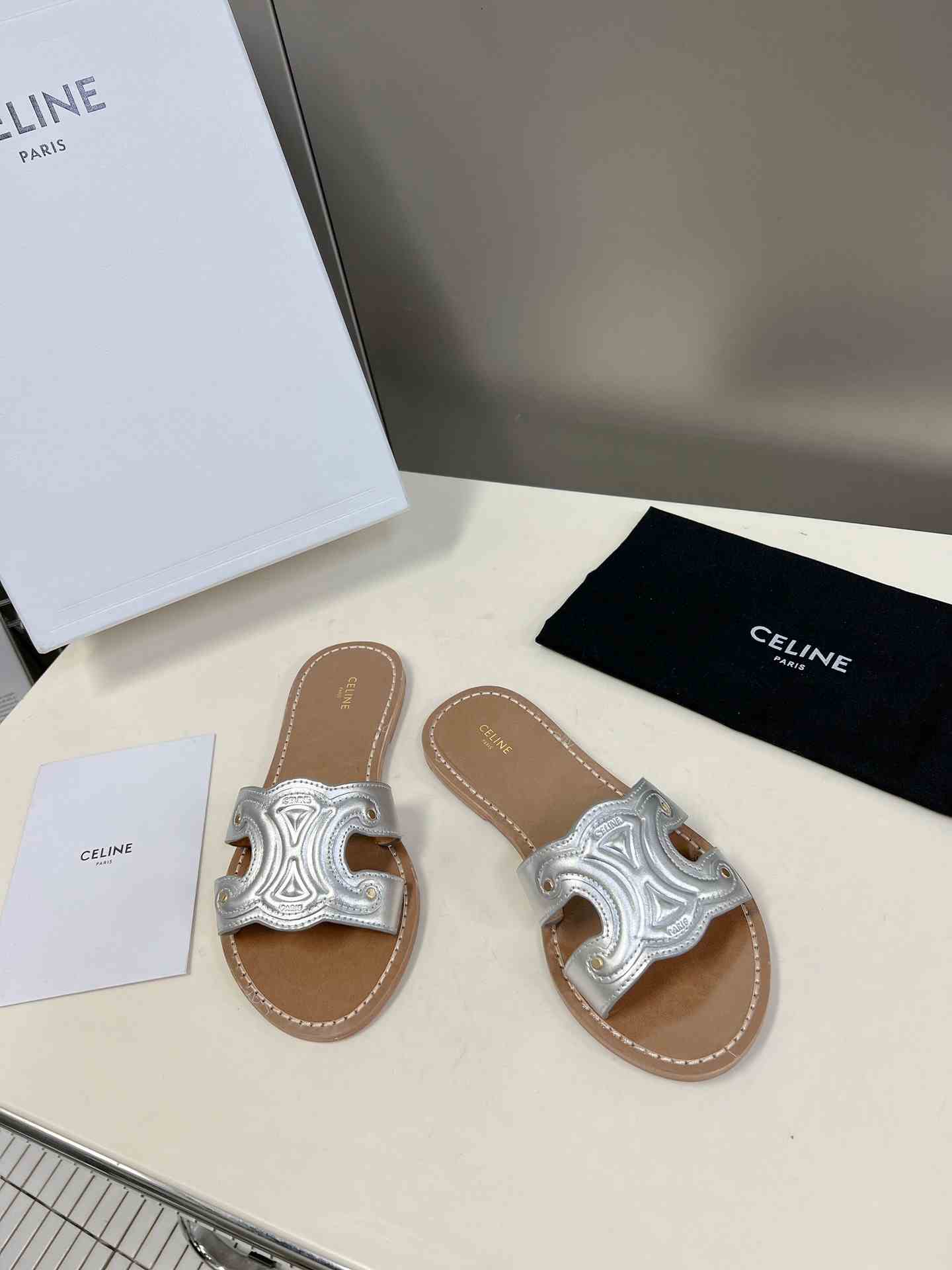 Ce1i*e Triomphe Mule In Metalized Sliver Tone For Women 352413093C.36PN