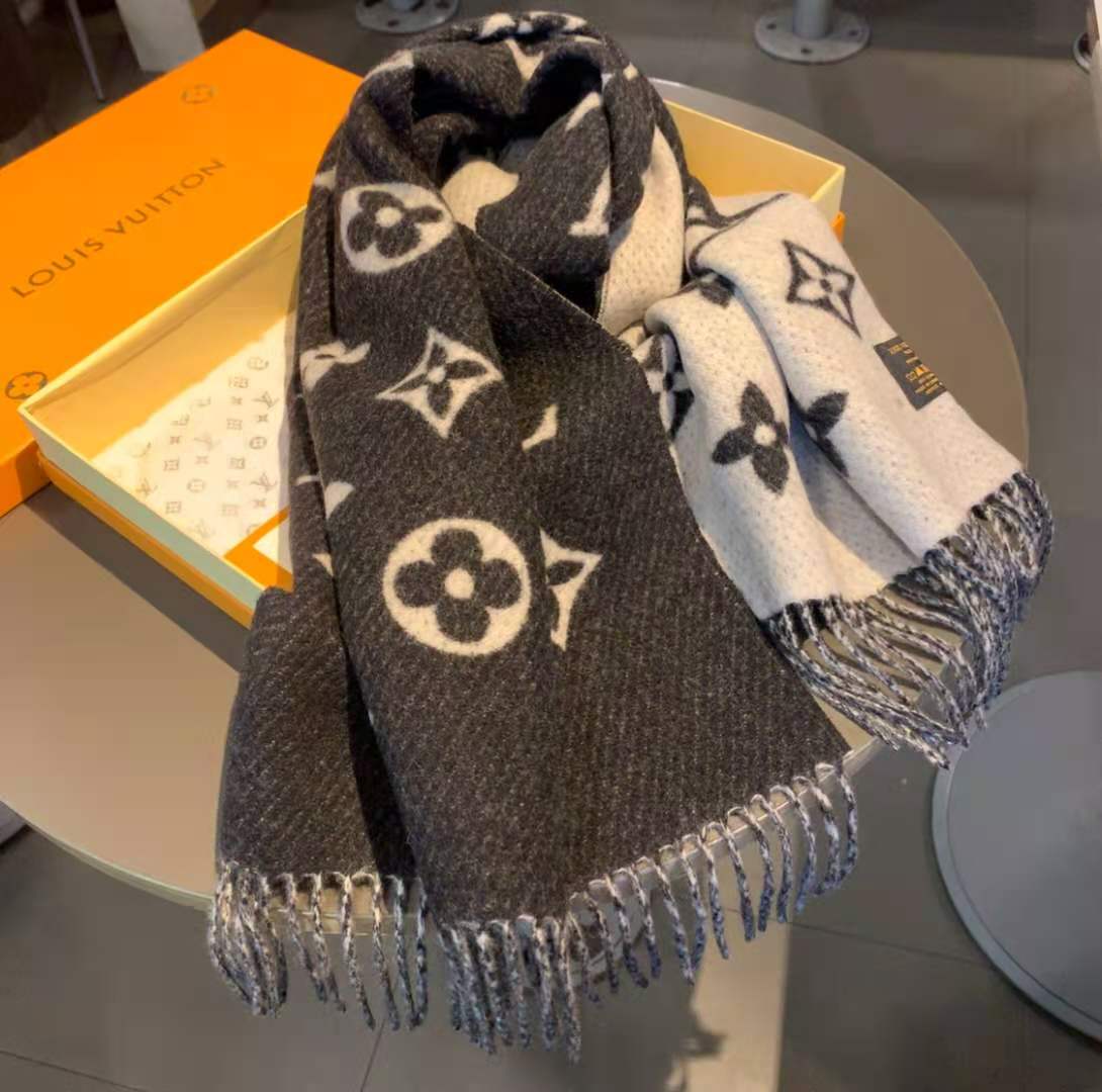 L0vis Vvtt0n LV Essential Scarf Black For Women M77853