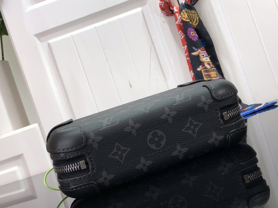L0vis Vvtt0n Smooth Horizon Clutch Black 21cm/ 8.3 in