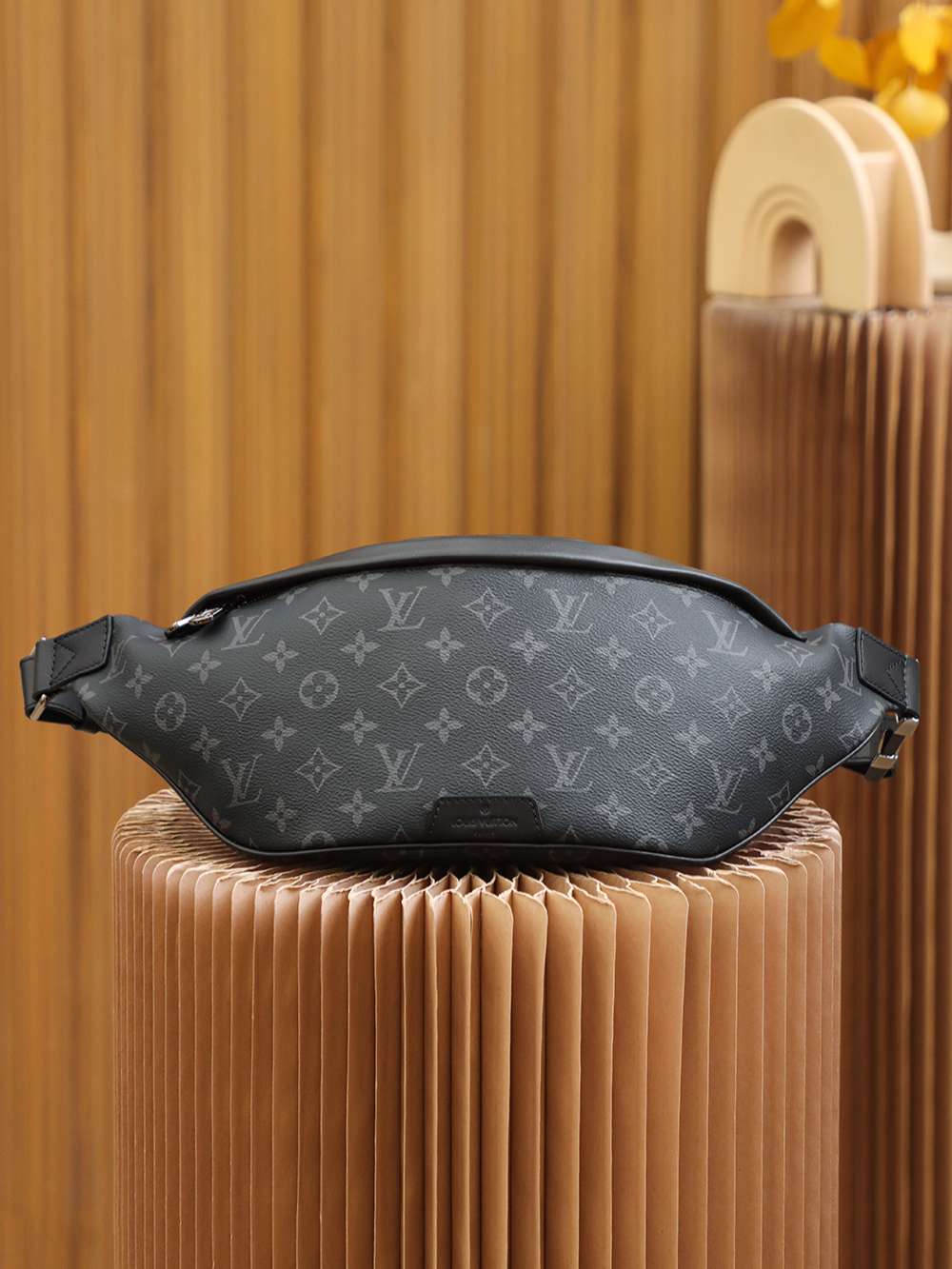 L0vis Vvtt0n Discovery Bumbag Black For Men 47cm / 18.5in M44336