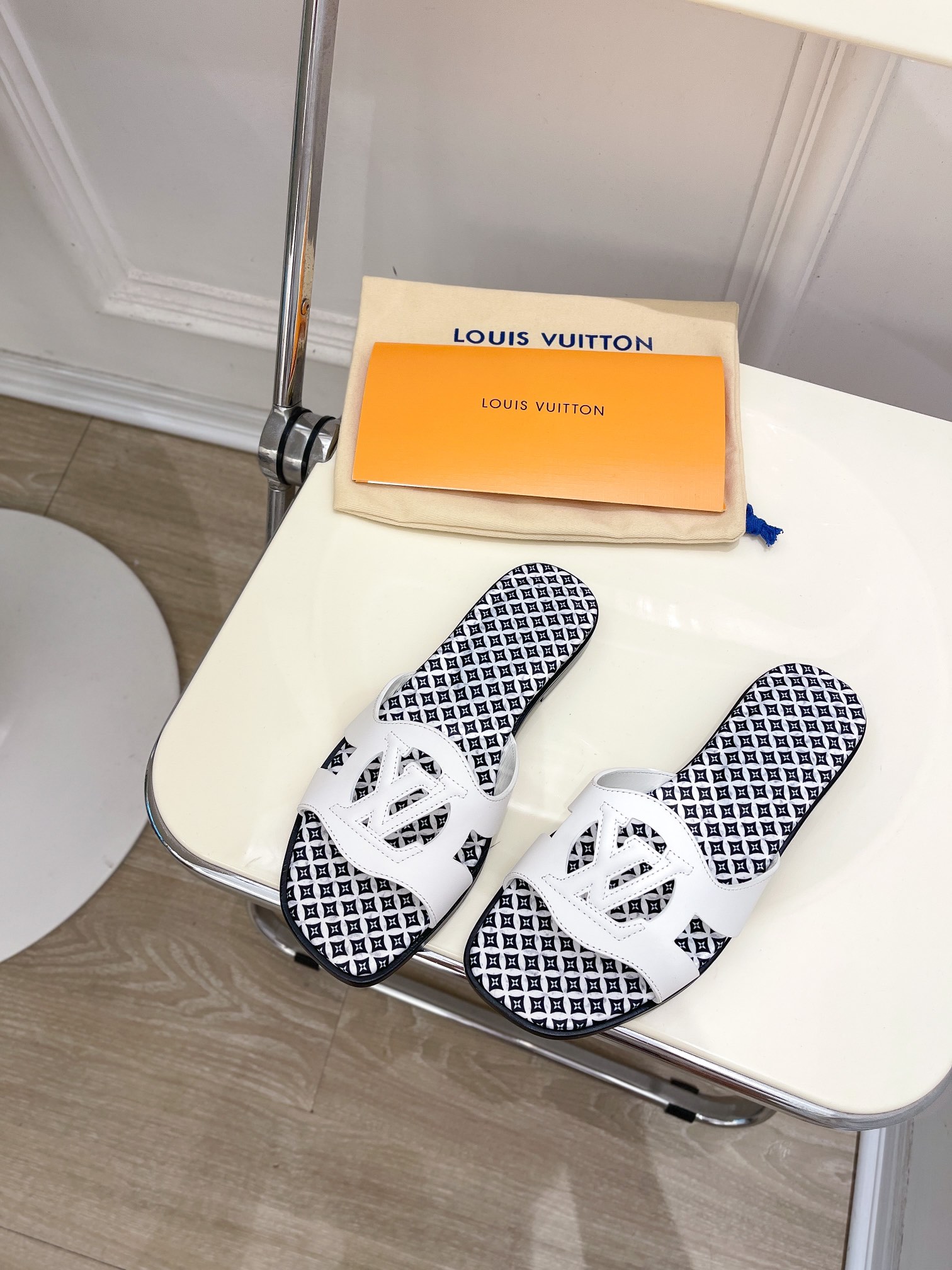 L0vis Vvtt0n Isola Flat Mule LV White For Women