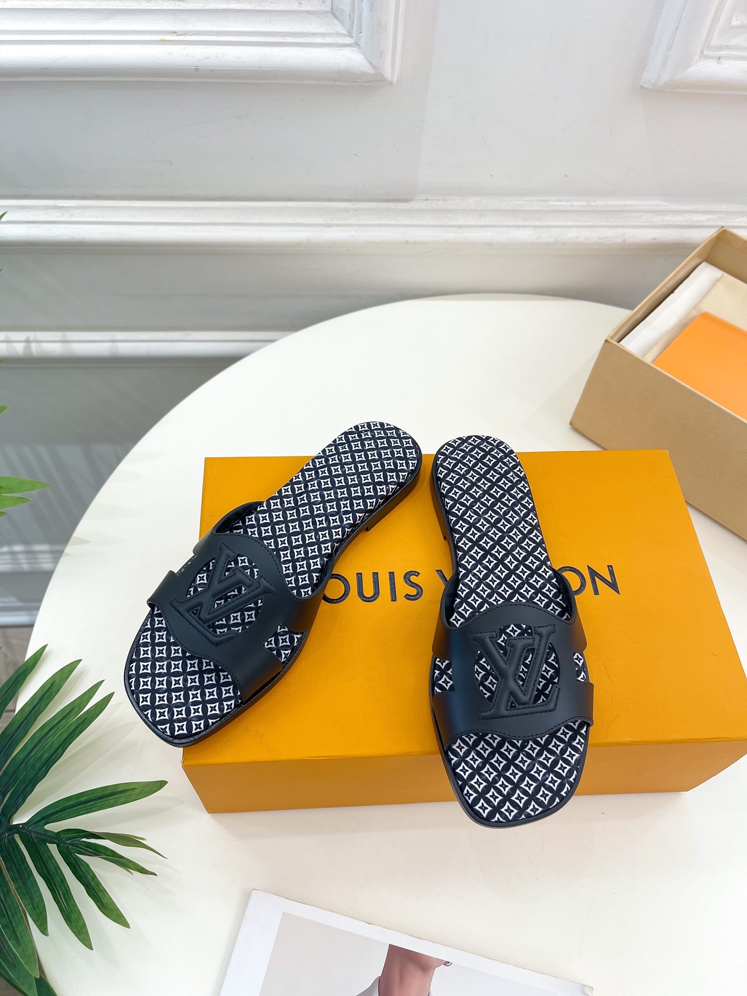L0vis Vvtt0n Isola Flat Mule LV Black For Women