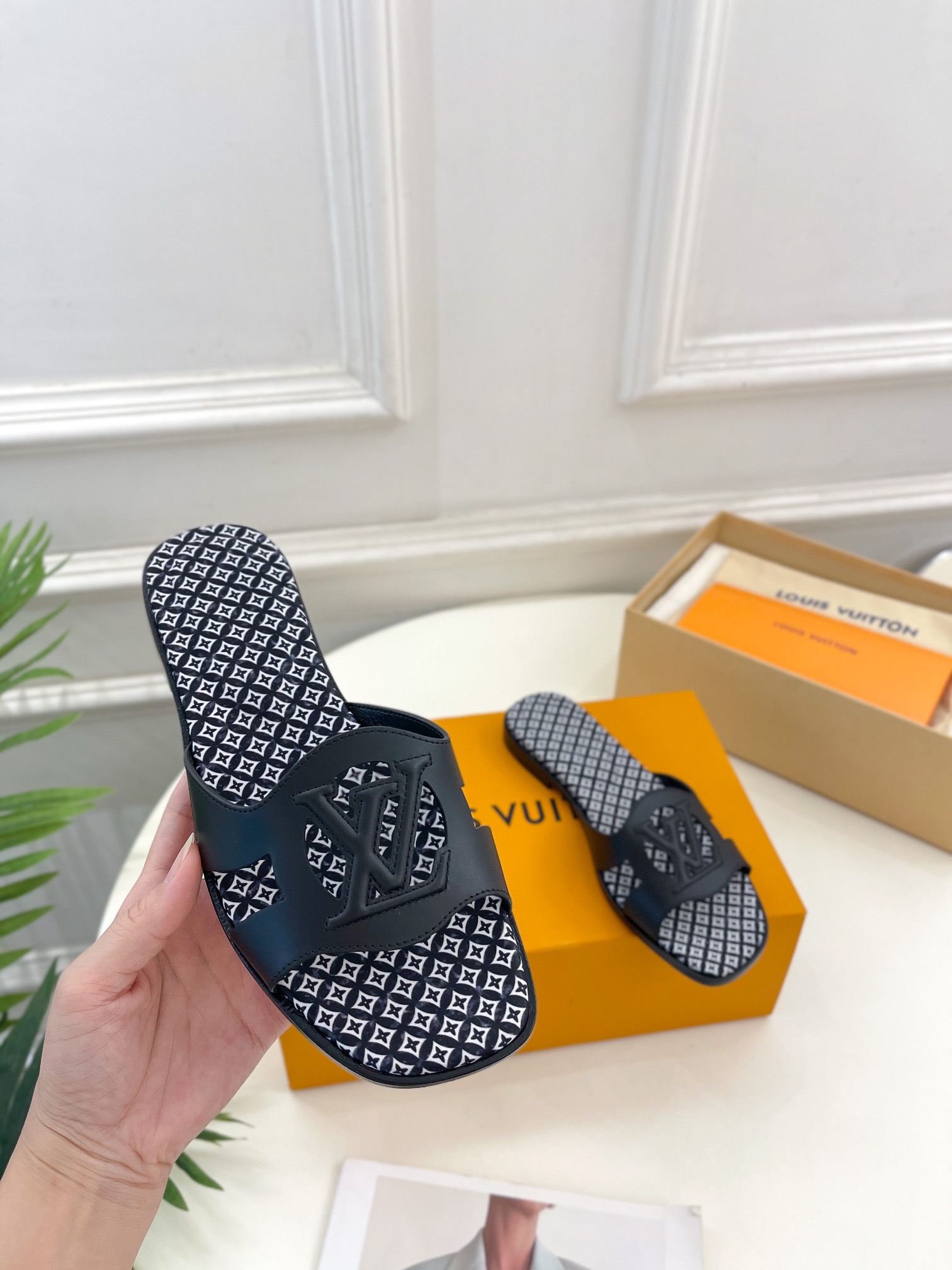 L0vis Vvtt0n Isola Flat Mule LV Black For Women
