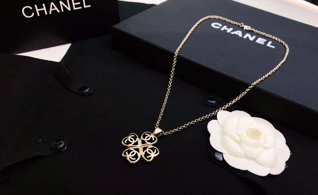 Ch**el Hollow C Double Heart-Shaped Short Necklace Gold For Women