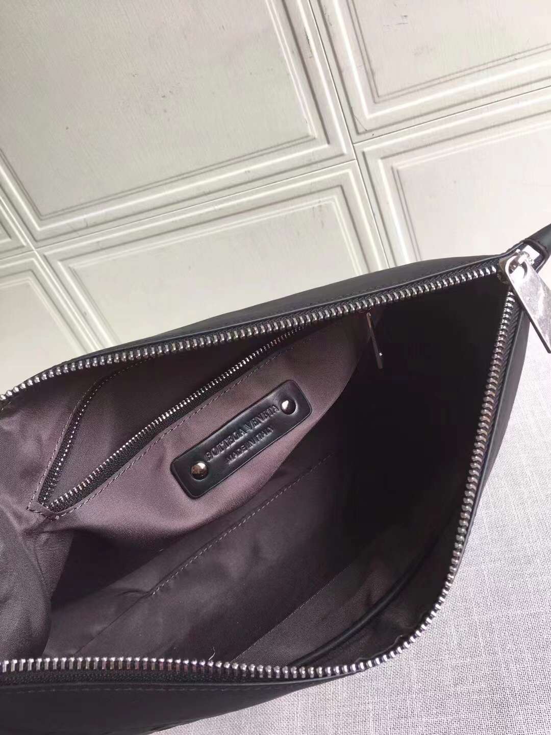 B0tt*ga Ven*ta Medium Intrecciato Zipped Pouch Black For Men 33cm / 13in 651852V0E518803