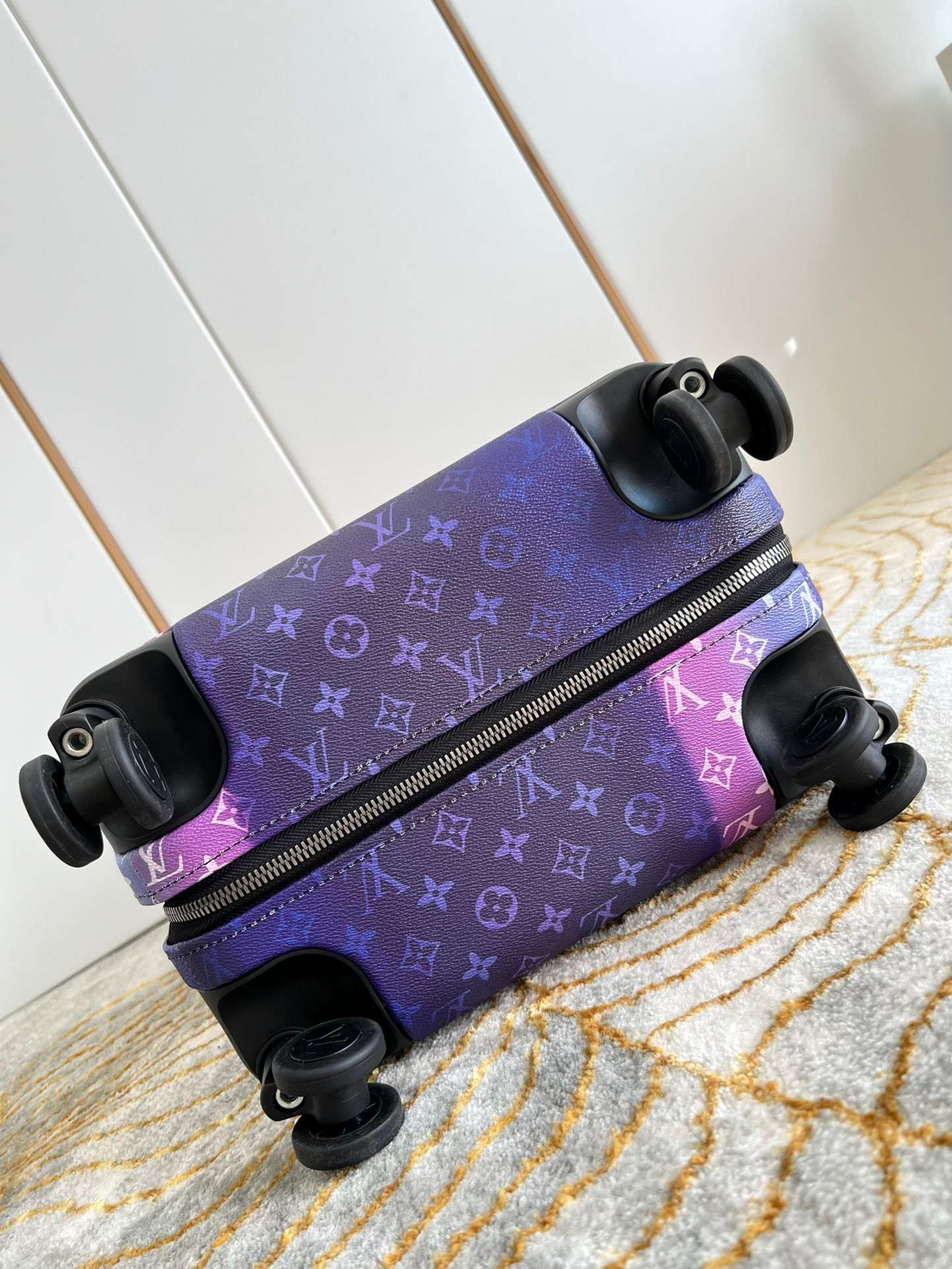 L0vis Vvtt0n Monogram Horizon 55 Blue 21.7in/55cm