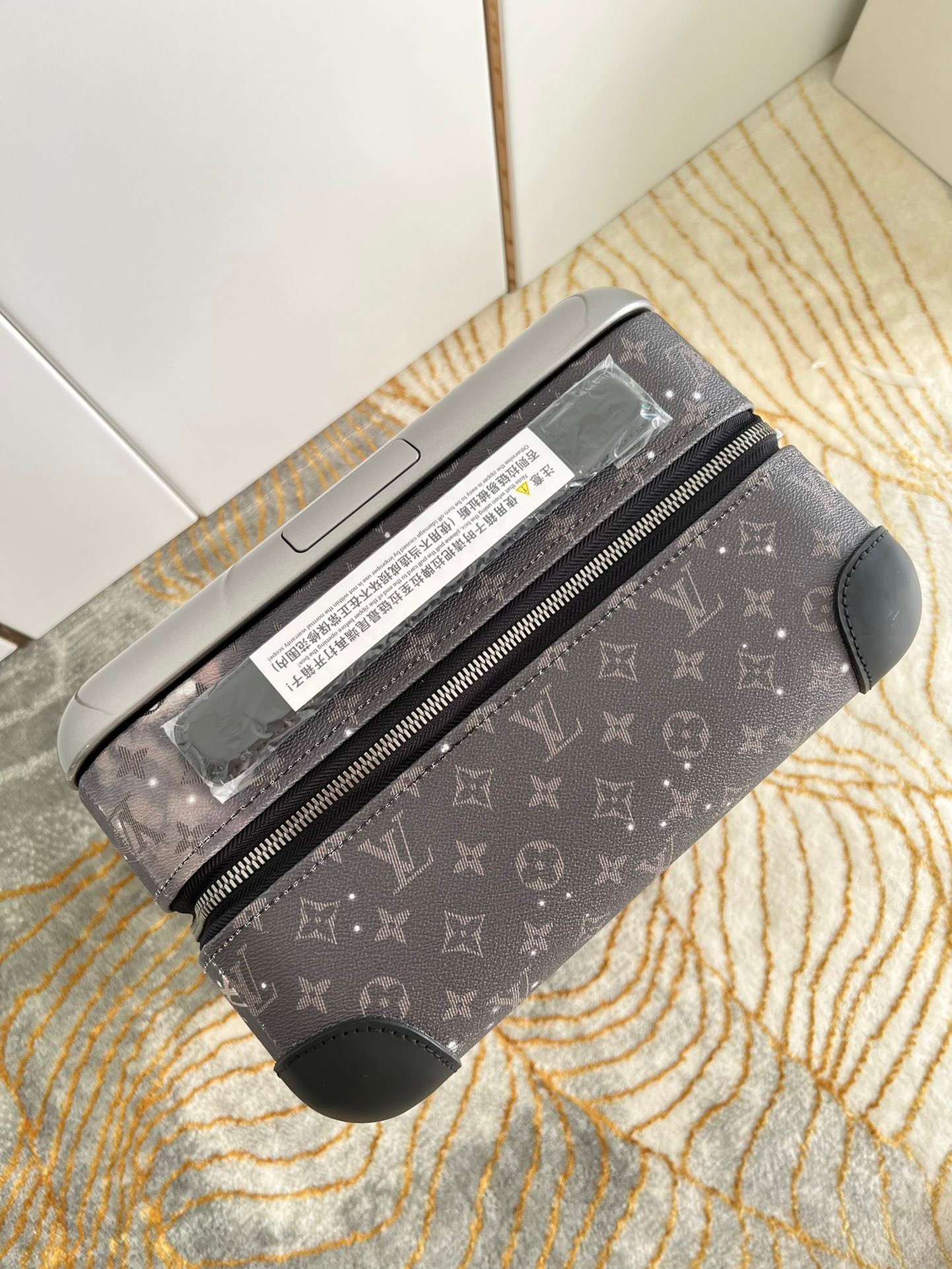 L0vis Vvtt0n Monogram Horizon 55 Grey 21.7in/55cm