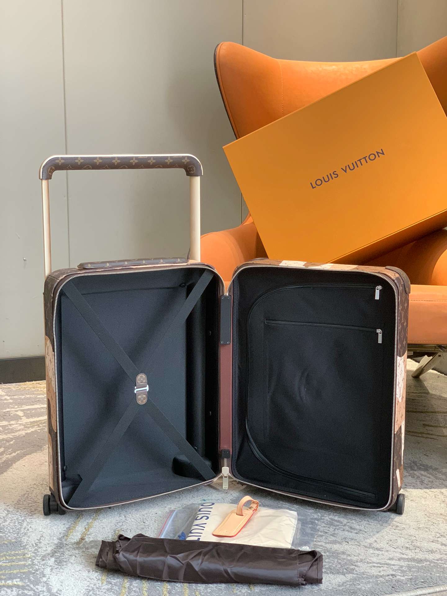 L0vis Vvtt0n Horizon Four Wheel Trolley Case Brown 21.7in/55cm