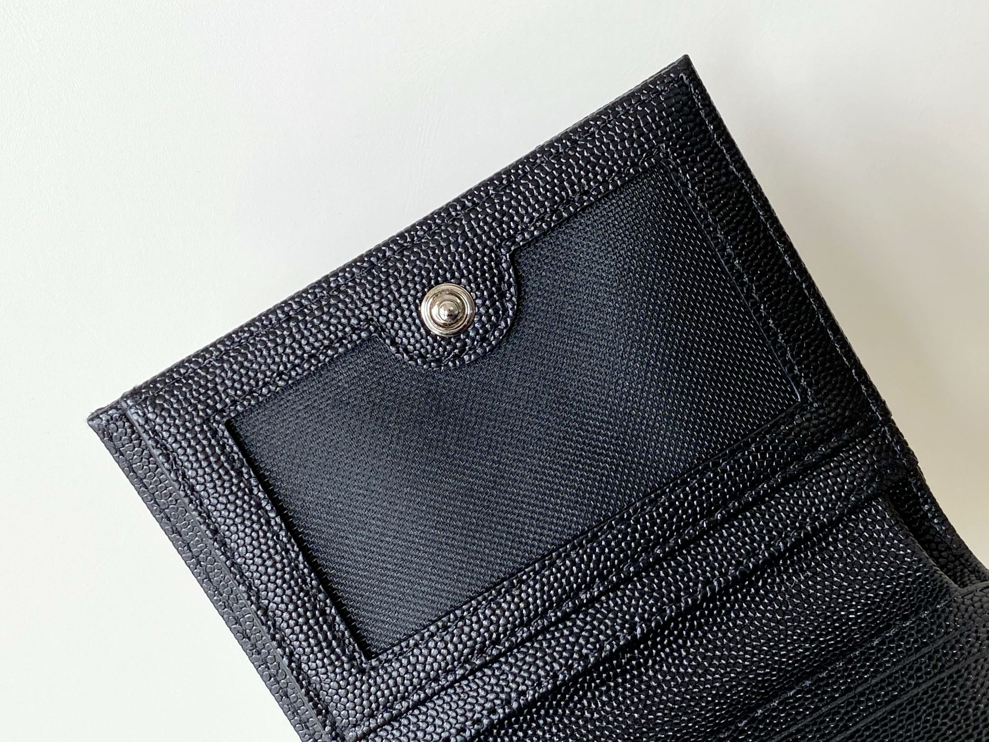 Sa1nt Lau*nt Cassandre Matelaseé Bi-Fold Wallet Black For Women 4.1in/10.5cm 575879BOW021000 Y51