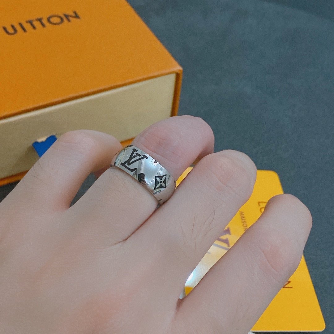 L0vis Vvtt0n Ring