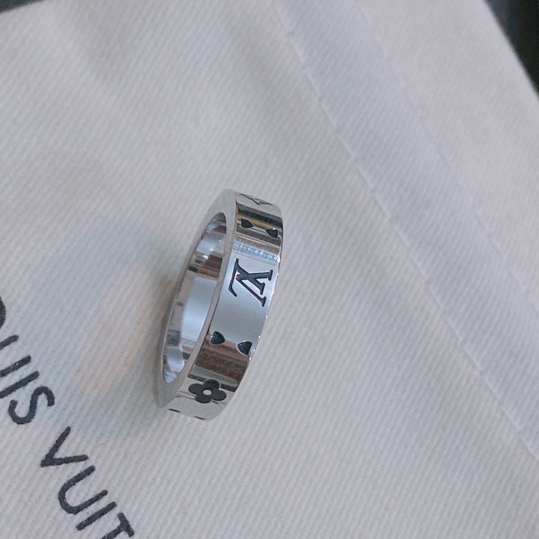L0vis Vvtt0n Ring
