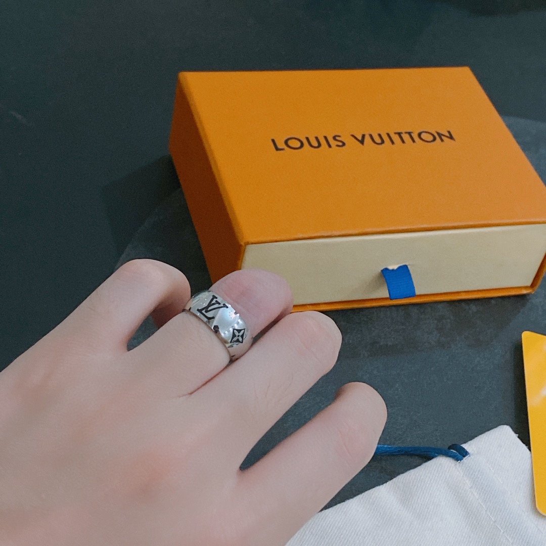 L0vis Vvtt0n Ring