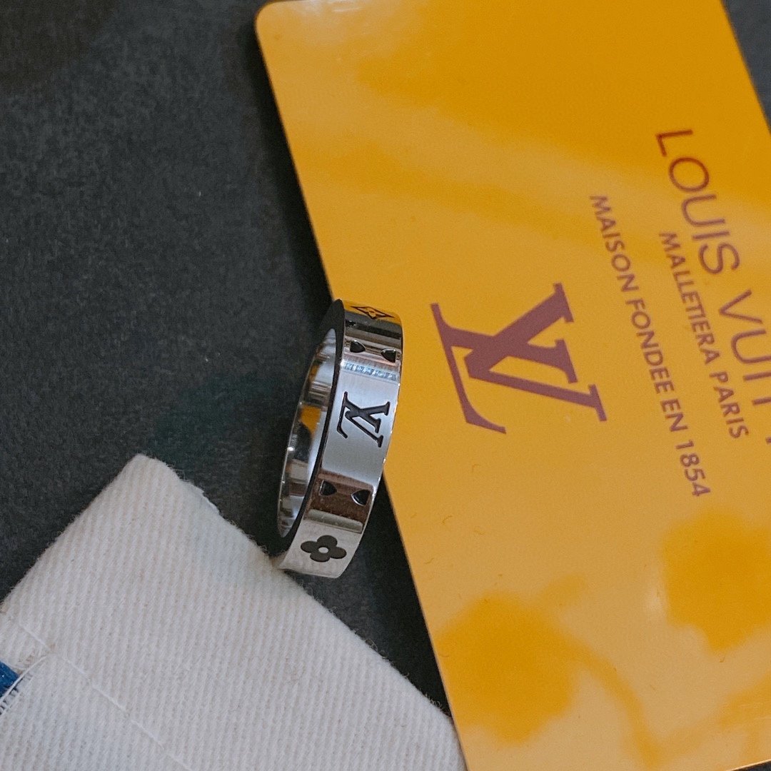 L0vis Vvtt0n Ring