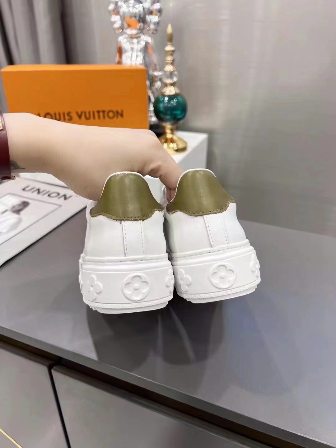 L0vis Vvtt0n Women’s Time Out Sneaker Khaki Green For Women LV 1AA1C3