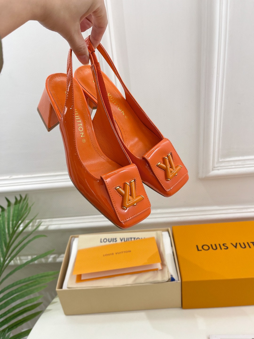 L0vis Vvtt0n Shake Slingback Pump Orange For Women