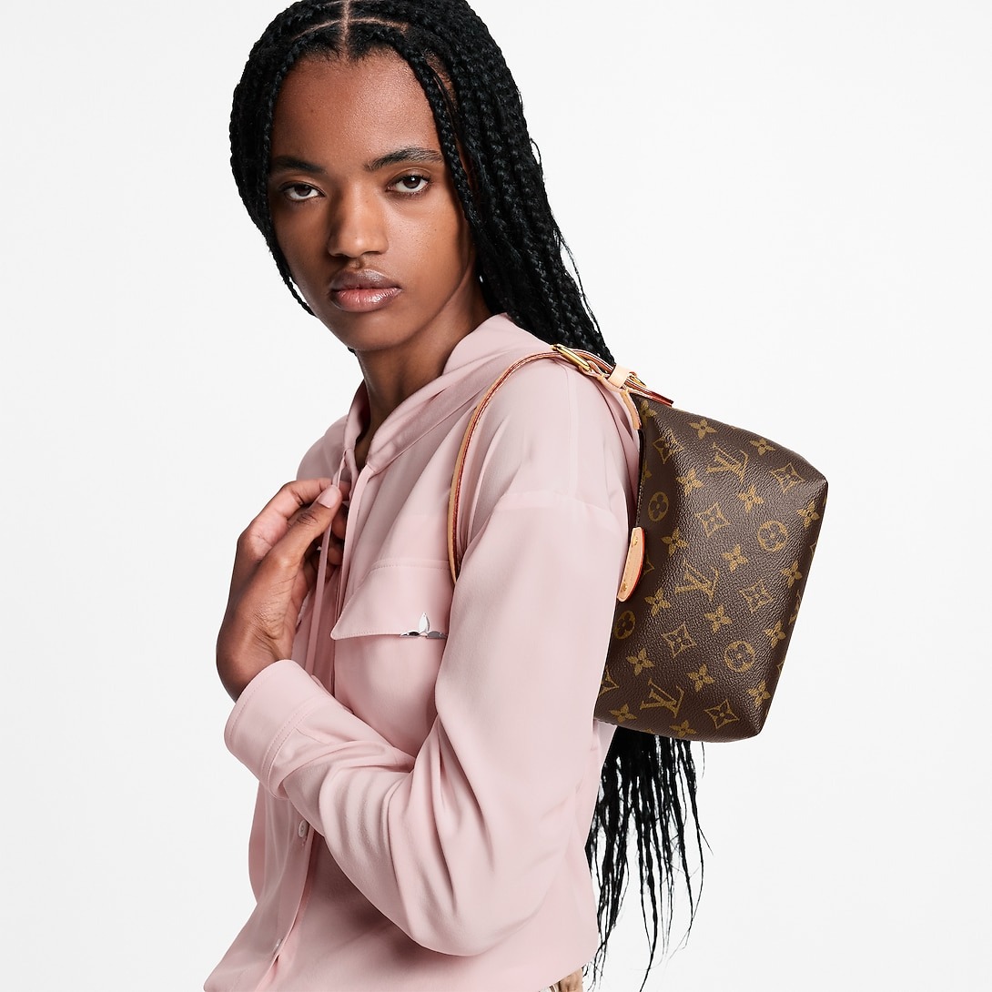 L0vis Vvtt0n Pochette Hills Shoulder Bag 7.3in/ 18.5cm Monogram Gold Hardware For Women M27509