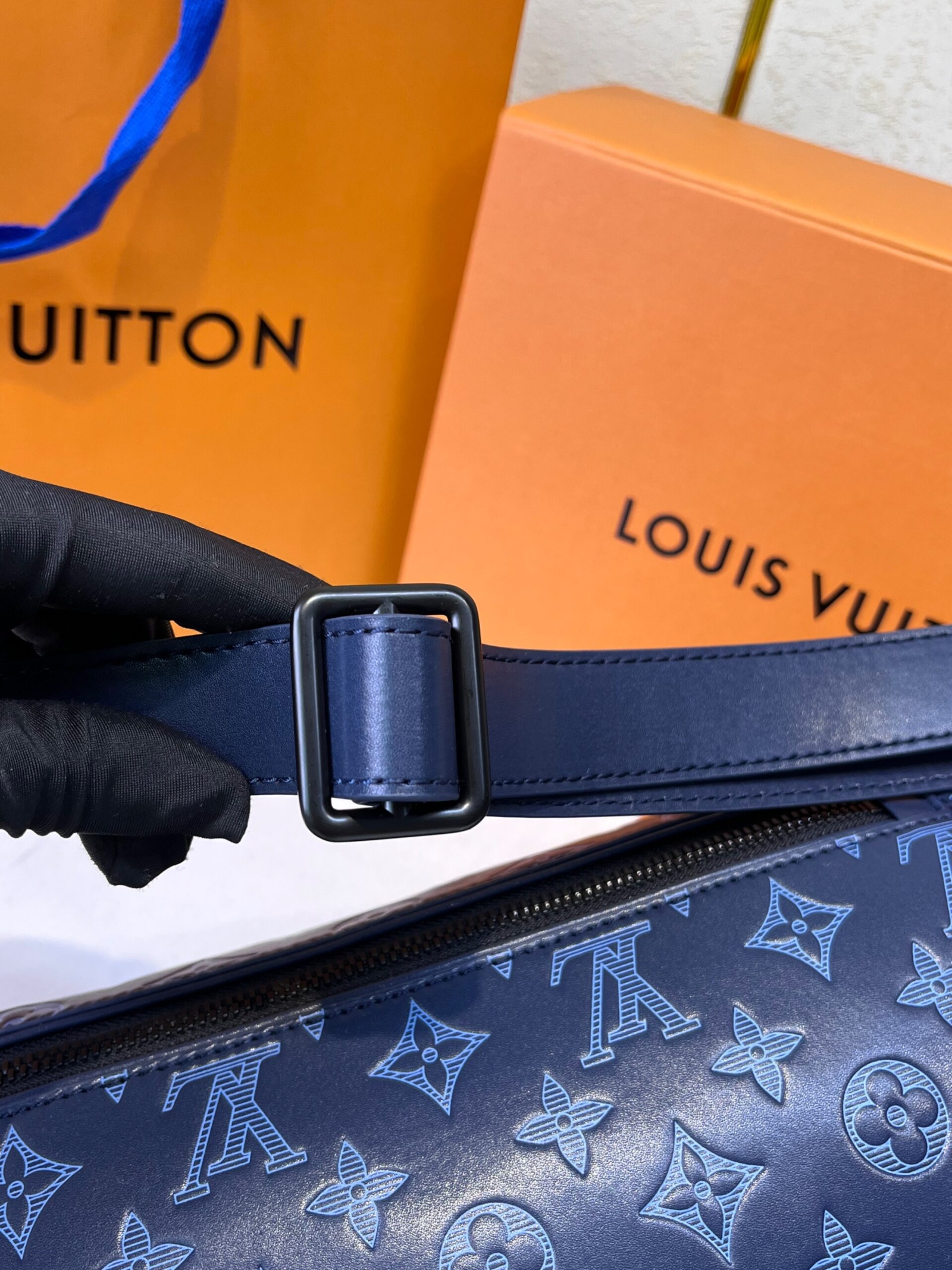 L0vis Vvtt0n Discovery Bumbag PM Monogram Shadow Navy Blue For Men, Men’s Belt Bags 17.3in/44cm LV M45729