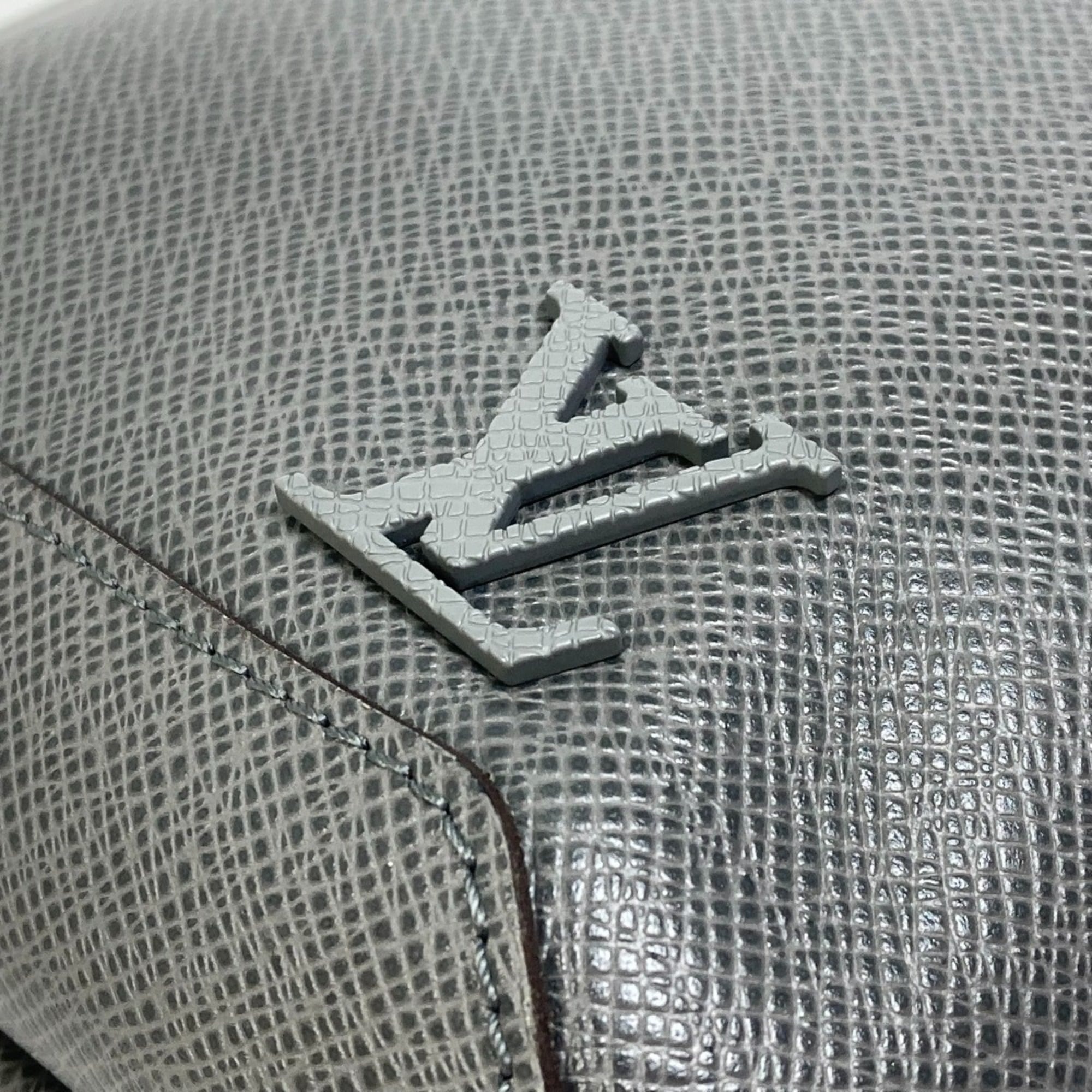 L0vis Vvtt0n Avenue Sling Bag Taiga Grey For Men, Men’s Bags, Crossbody Bags 12.2in/31cm LV M30801
