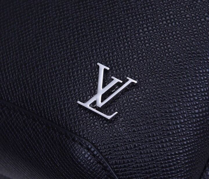L0vis Vvtt0n Avenue Sling Bag Taiga Black For Men, Men’s Bags, Messenger And Crossbody Bags 12.2in/31cm LV M30443
