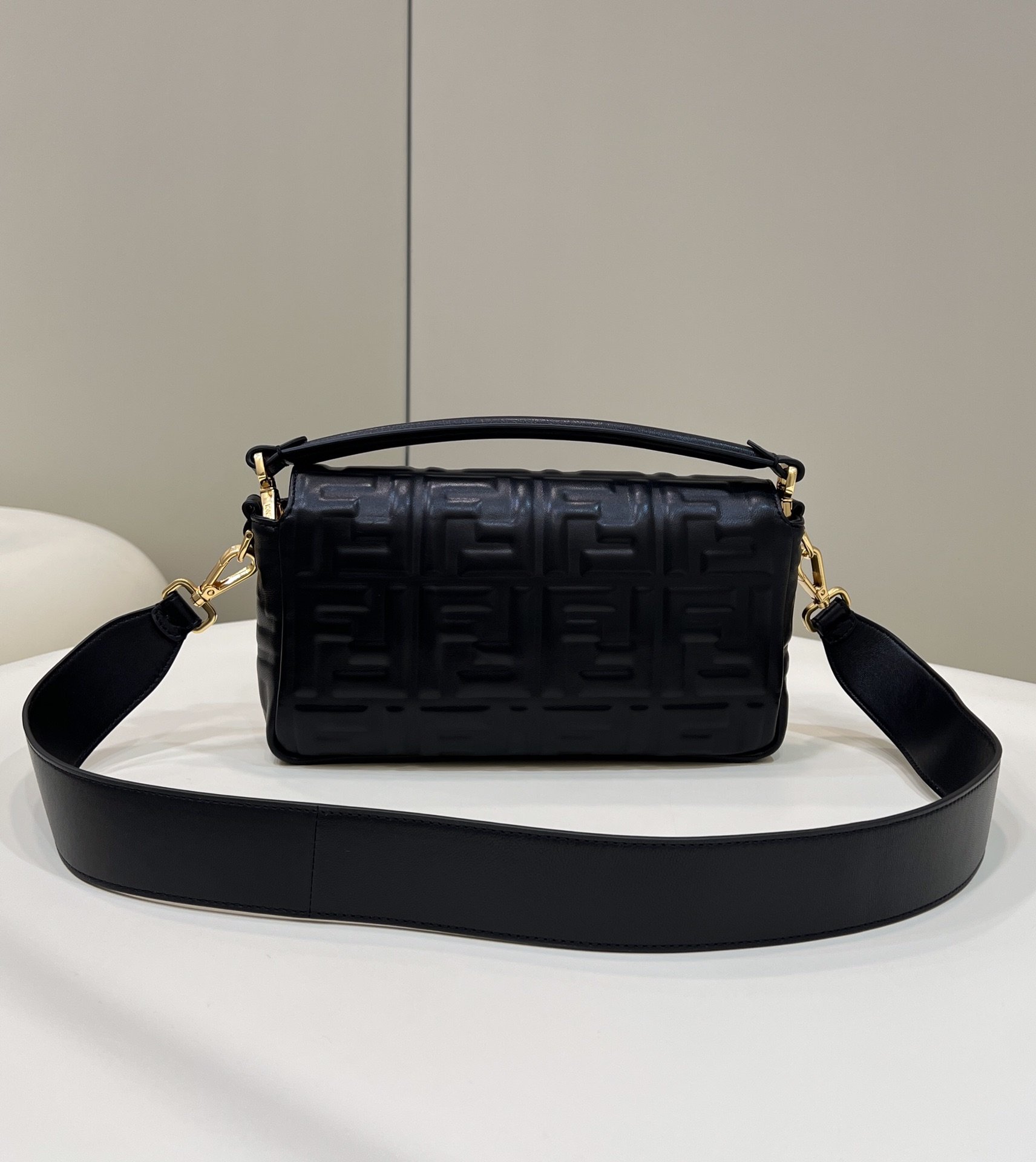 F**di Baguette Black For Women, Women’s Handbags, Shoulder And Crossbody Bags 10.6in/27cm FF 8BR600A72VF15ZW