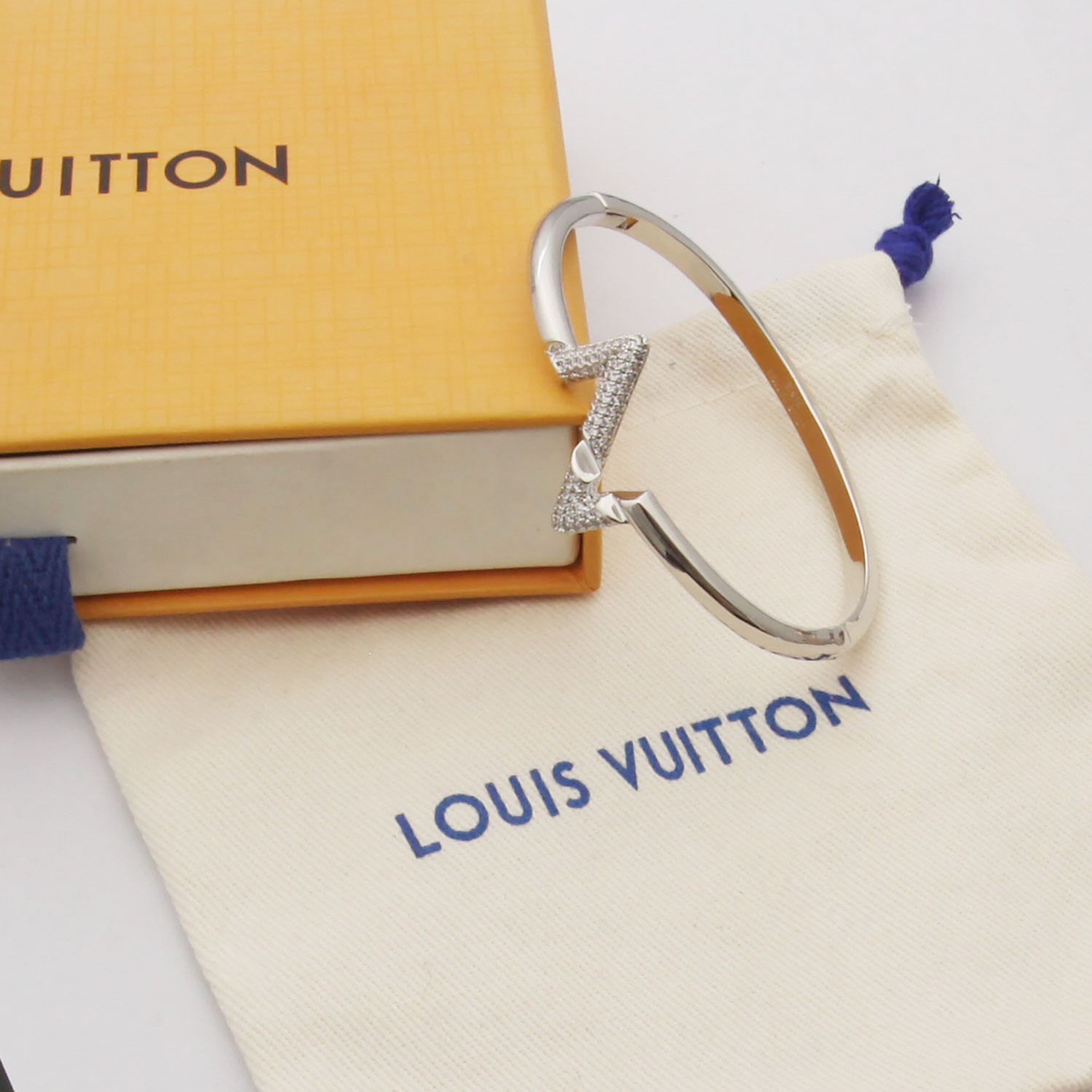 L0vis Vvtt0n Volt Upside Down Bracelet