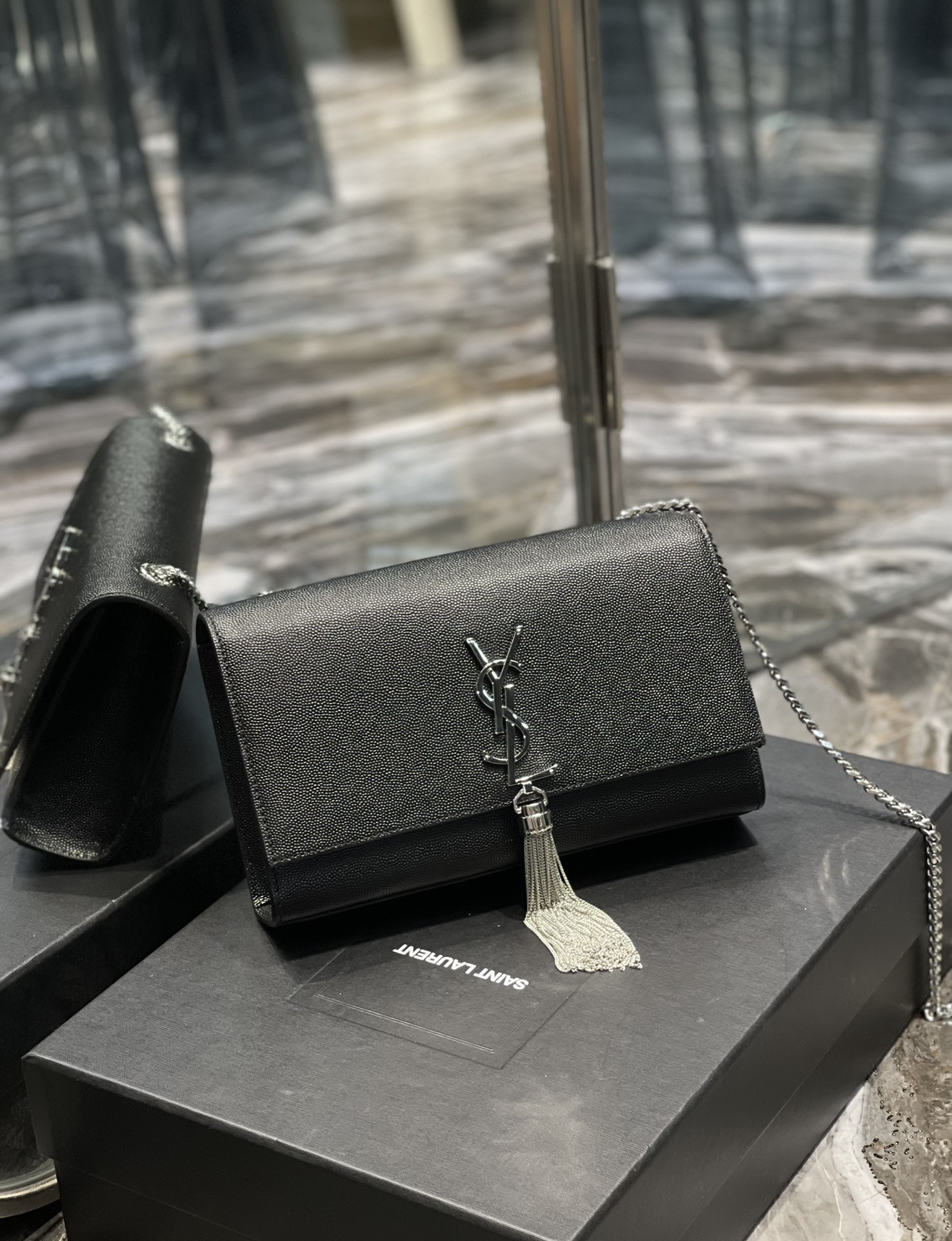 Sa1nt Lau*nt Kata Medium Chain Bag Black With Tassel For Women 9.4in/24cm Y51 354119BOW0N1000