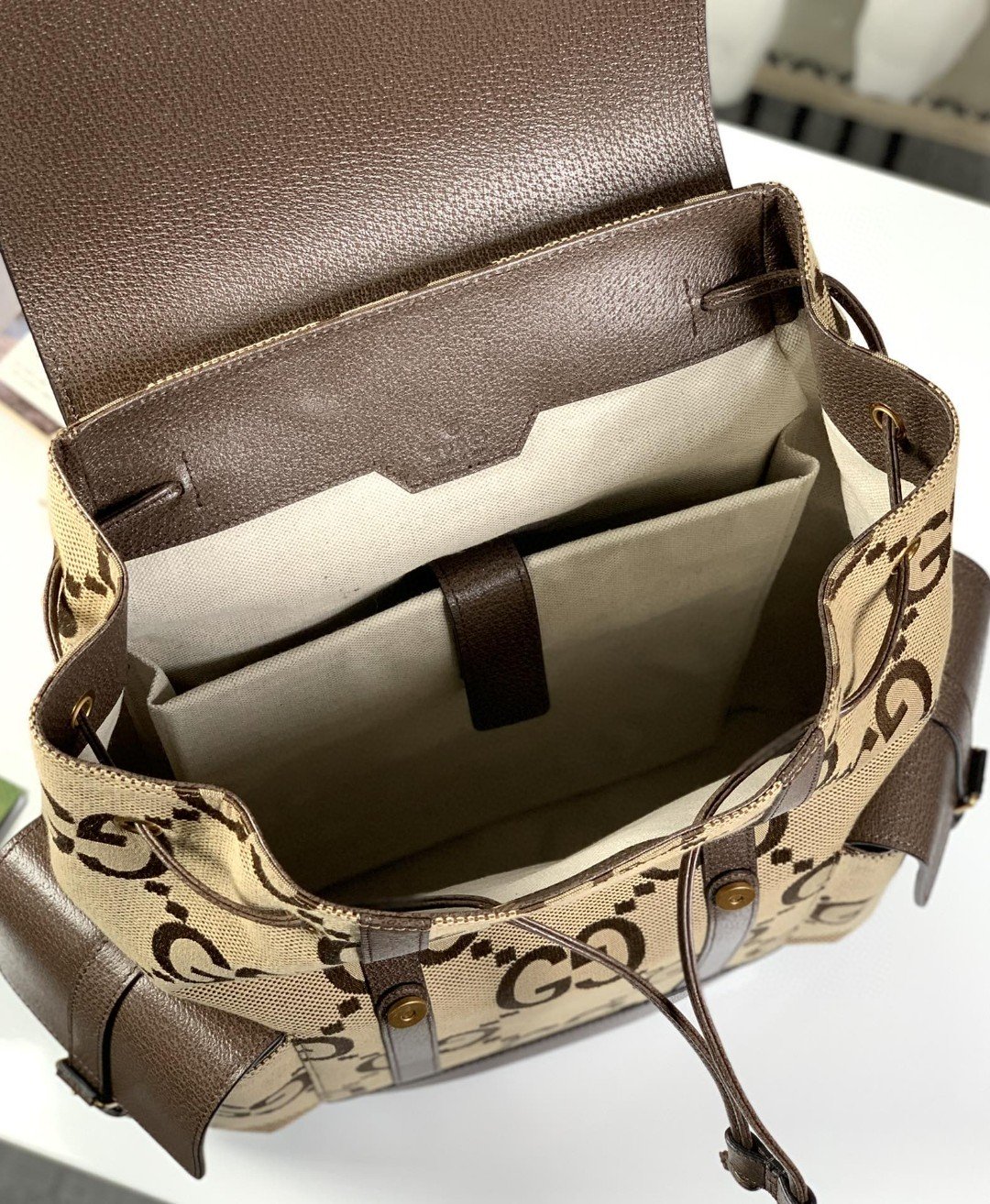 [True-to-ORIGINAL] Gvc*1 Backpack With Jumbo GG Camel And Ebony For Men 16in/42cm – GG ‎678829 UKMEG 2569