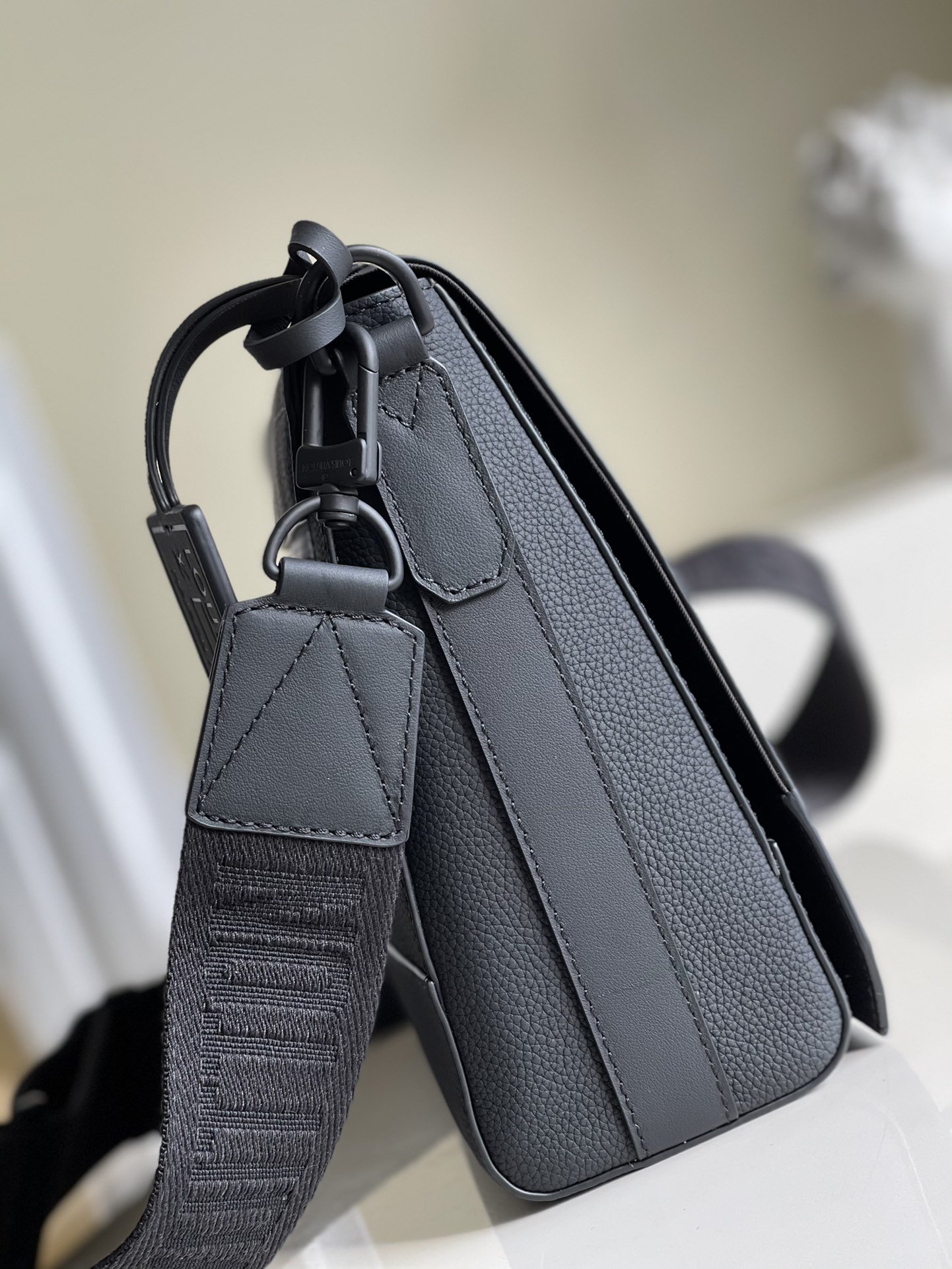 L0vis Vvtt0n Messenger Grain Black For Men, Men’s Bags, Shoulder And Crossbody Bags 11in/28cm LV M57080