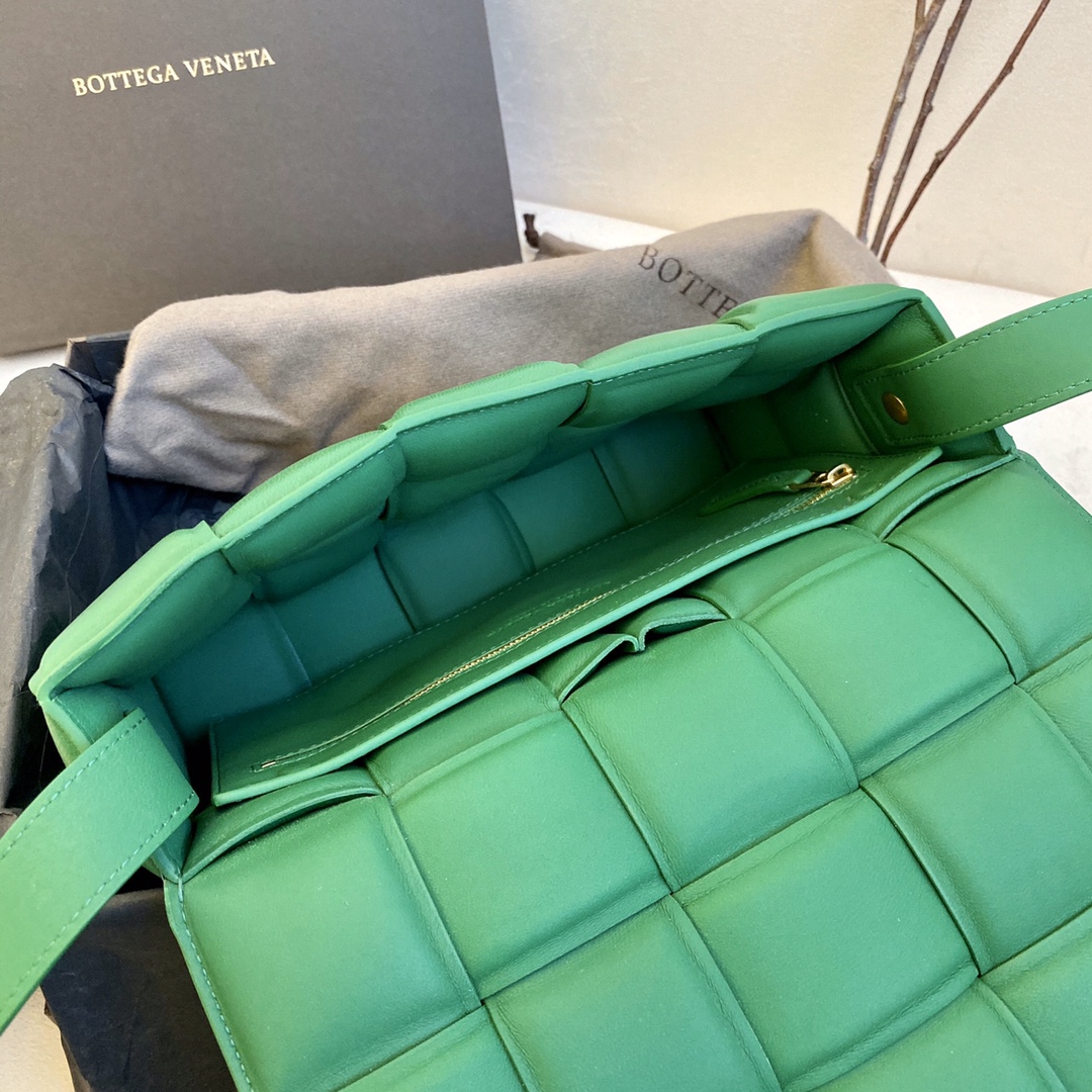 B0tt*ga Ven*ta Padded Cassette Bag For Women 10.2in/26cm In Green