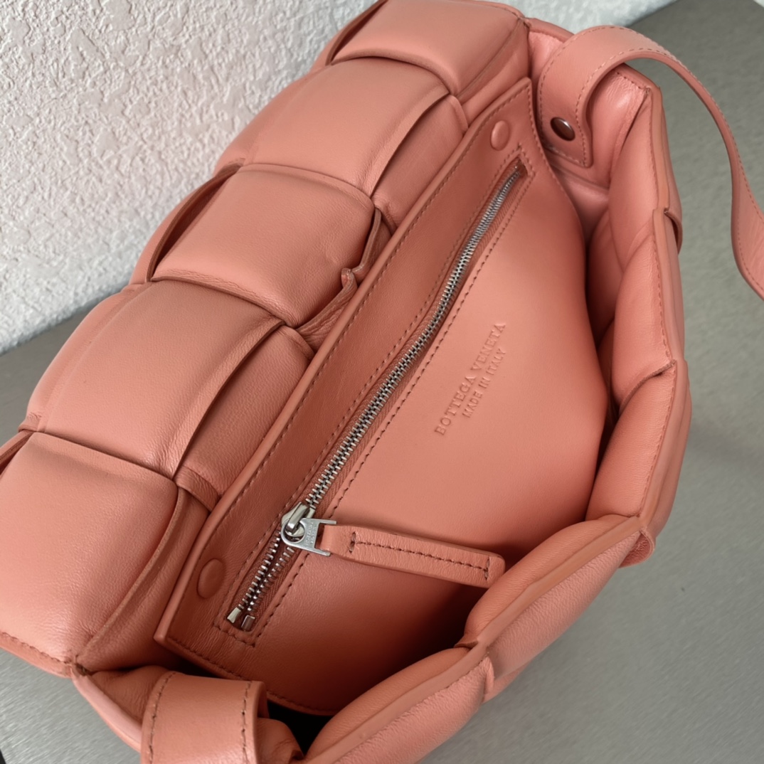 B0tt*ga Ven*ta Padded Cassette Pink, For Women, Women’s Bags 10.2in/26cm