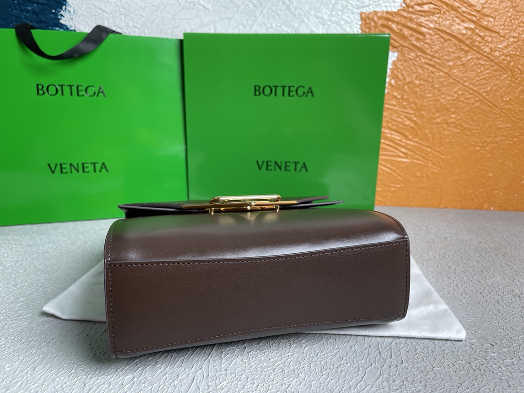 B0tt*ga Ven*ta Clip Bag Brown, For Women, Women’s Bags 9in/23cm