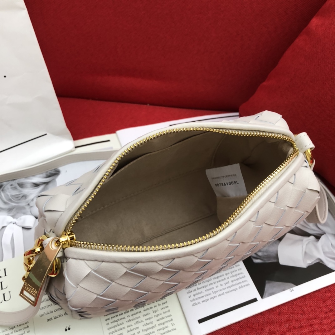 B0tt*ga Ven*ta Crossbody Bag White, For Women, Women’s Bags 9.4in/24cm