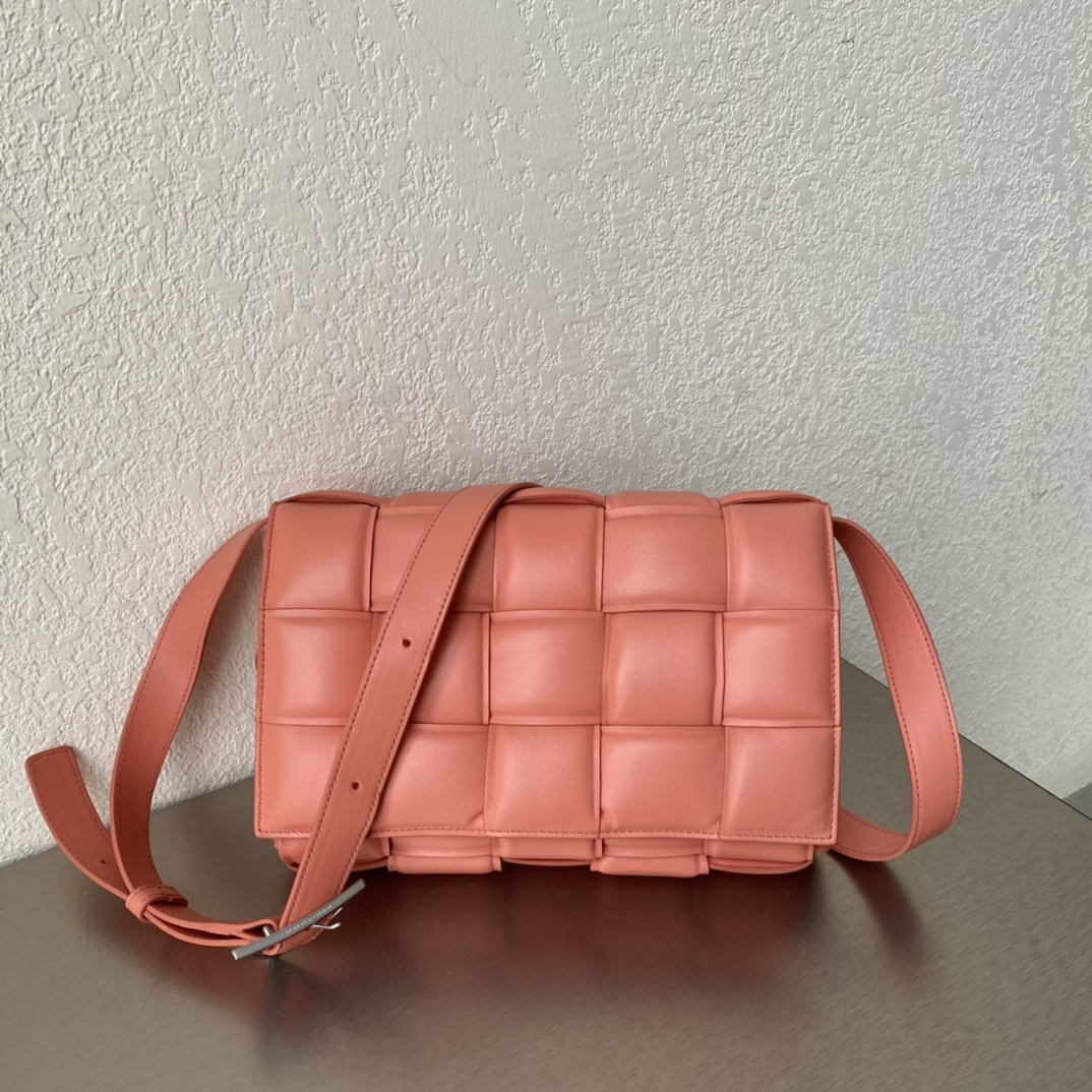 B0tt*ga Ven*ta Padded Cassette Pink, For Women, Women’s Bags 10.2in/26cm