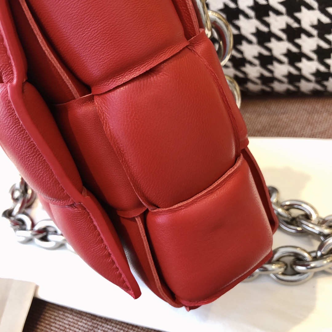 B0tt*ga Ven*ta Chain Cassette Red, For Women, Women’s Bags 10.2in/26cm