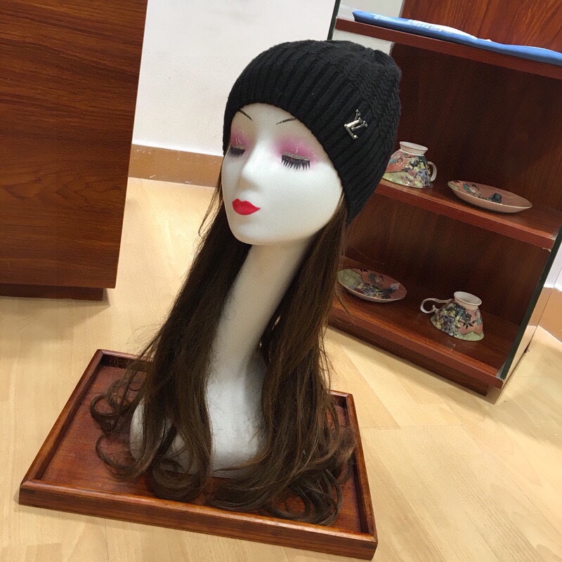 L0vis Vvtt0n Beanie & Scarf Set In Black