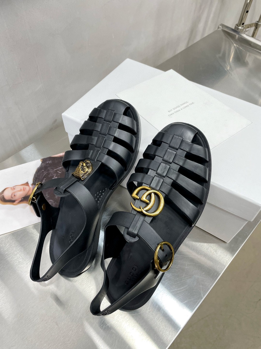 Gvc*1 Men’s Rubber Buckle Strap Sandal Black For Men 463463 J8700 1000