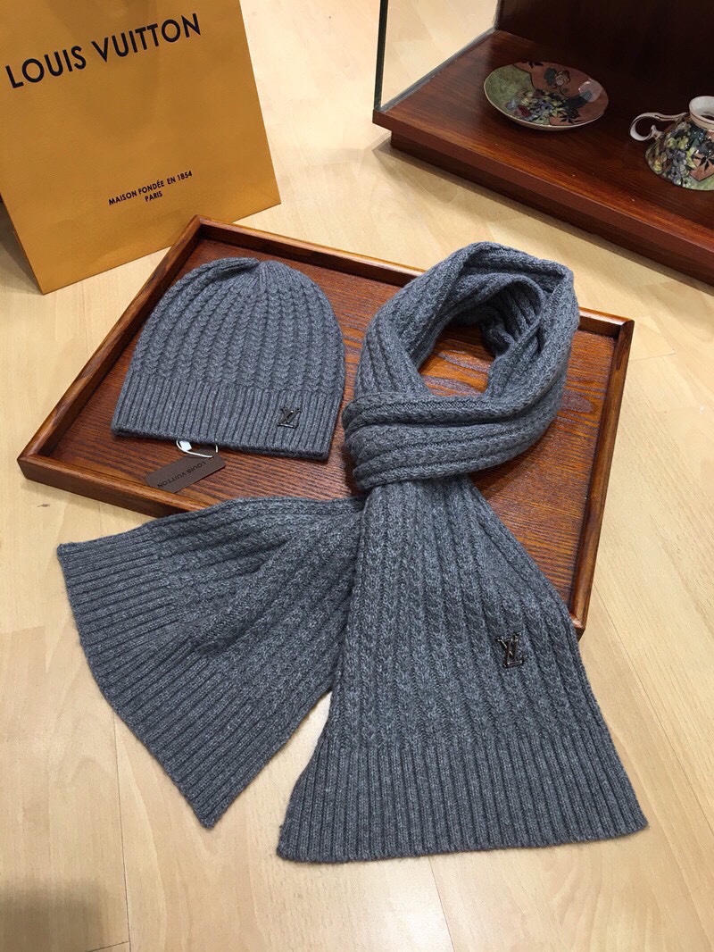 L0vis Vvtt0n Beanie & Scarf Set In Grey