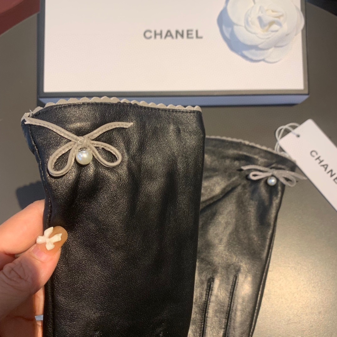 Ch**el Gloves In Black