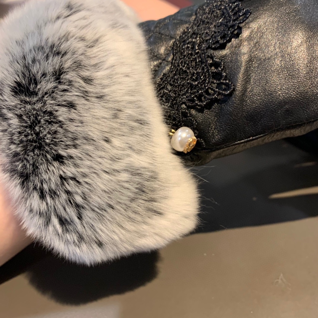 Ch**el Gloves In Black