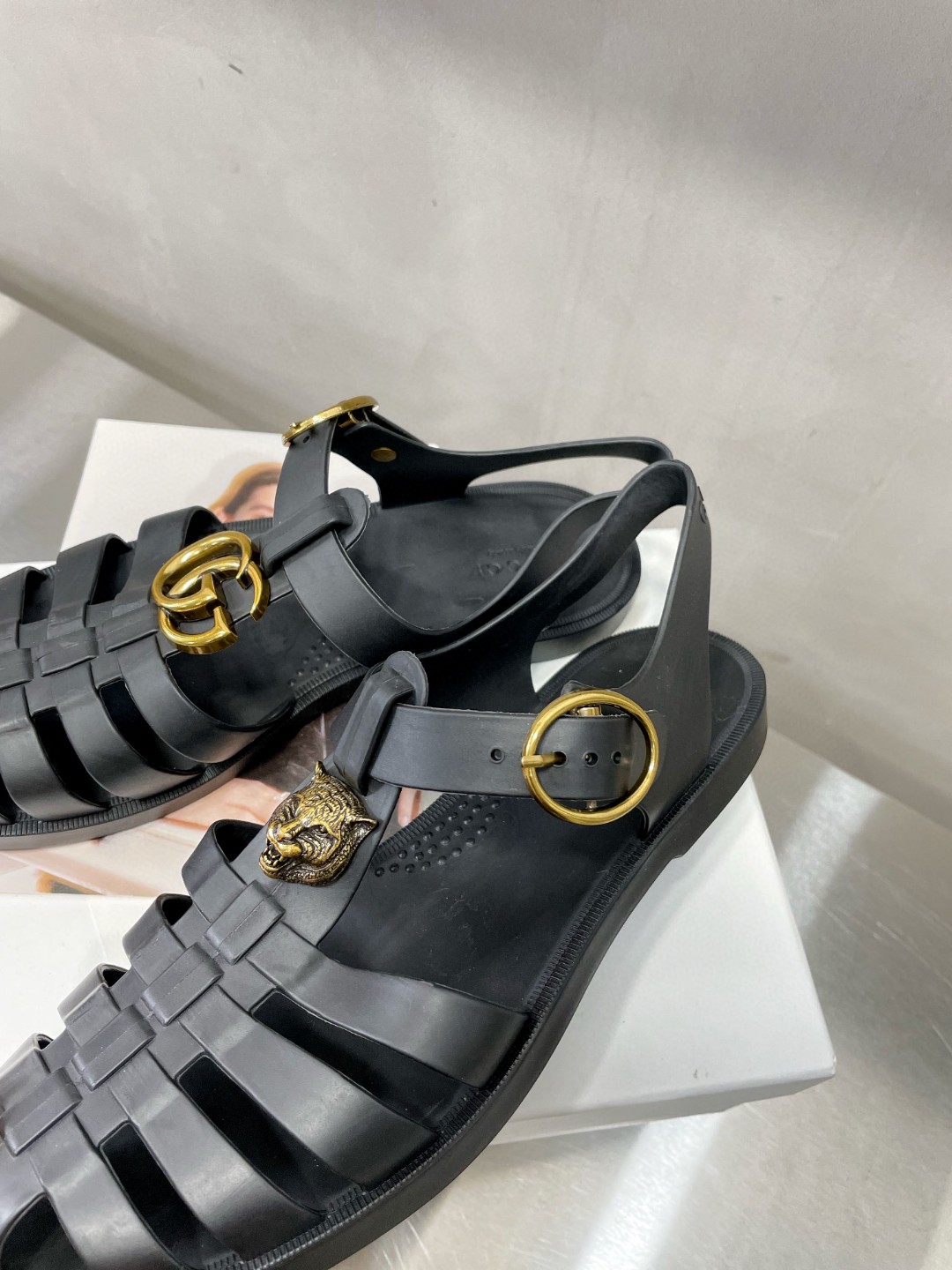 Gvc*1 Men’s Rubber Buckle Strap Sandal Black For Men 463463 J8700 1000