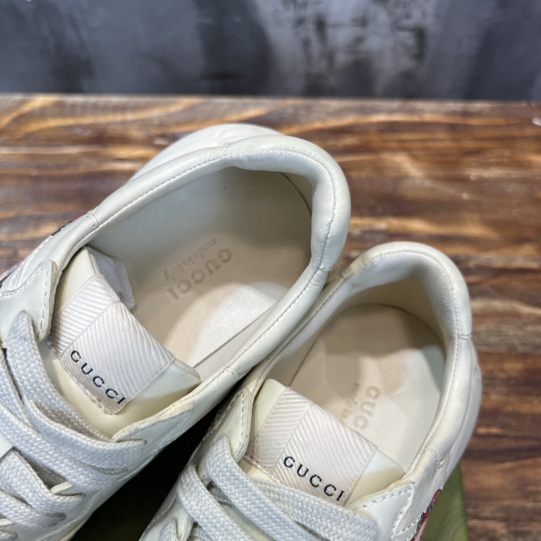 Gvc*1 Men’s Rhyton Sneaker With Strawberry Print Ivory White For Men 703814 DRW00 9522