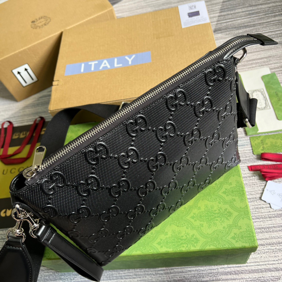 Gvc*1 GG Embossed Medium Messenger Bag Black GG Embossed For Men 12in/31cm GG 696009 1W3CN 1000